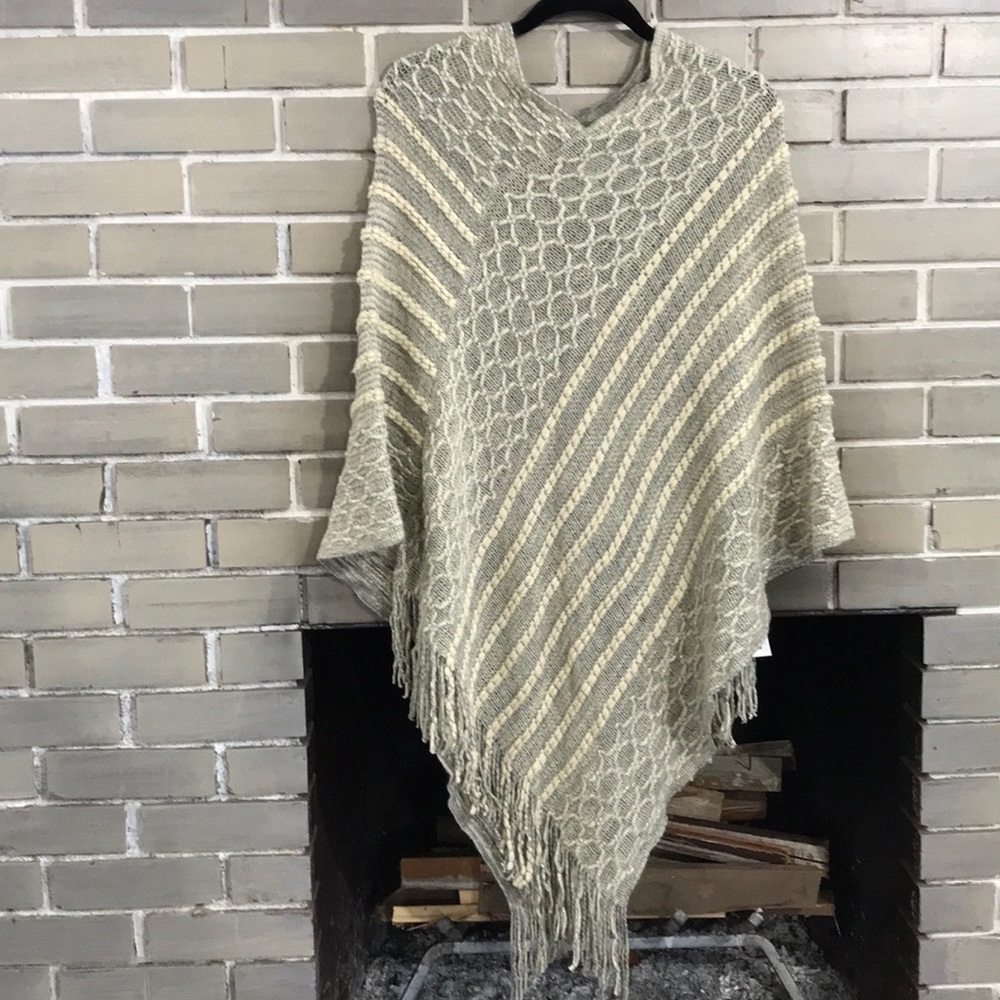Dazzle poncho,  Gray cream with silver
